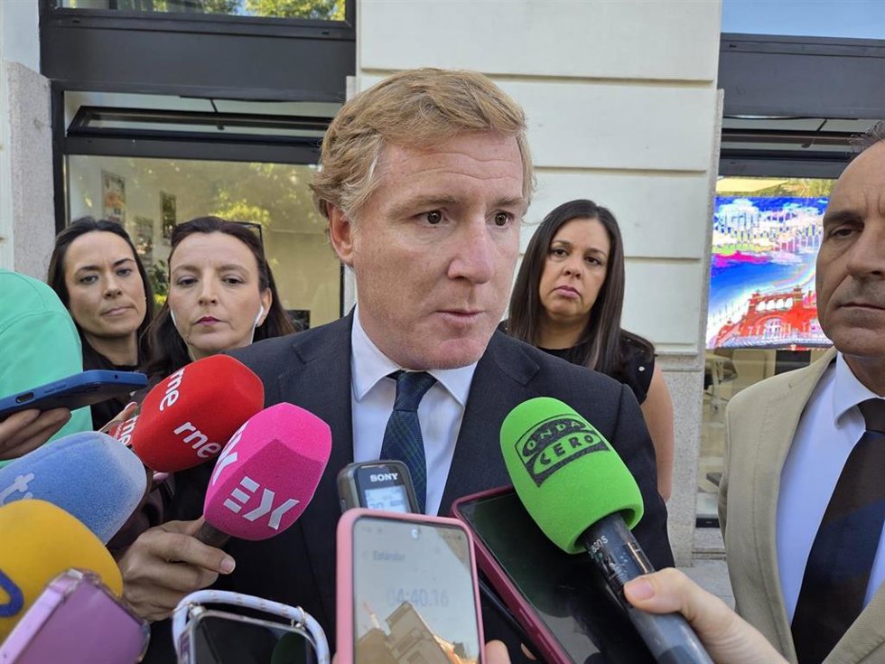 El alcalde de Badajoz, Ignacio Gragera, atiende a los medios