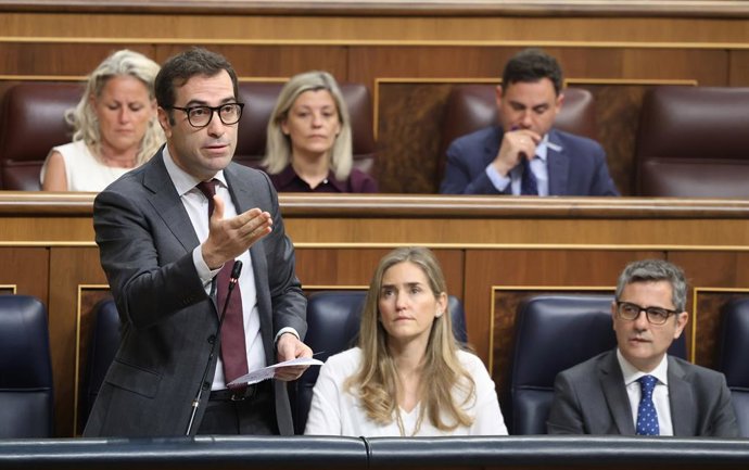 O primeiro vice-presidente e ministro da Economia, Carlos Cuerpo, a terceira vice-presidente e ministra da Transição Energética, Sara Aagesen, e o ministro da Presidência, Félix Bolaños, durante uma sessão de questionamento ao Governo, no Congresso de