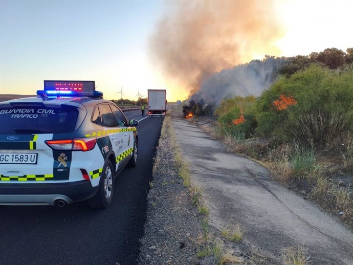 Incendio en las proximidades de la A-66 en Cañaveral por la avería en neumáticos de un camión