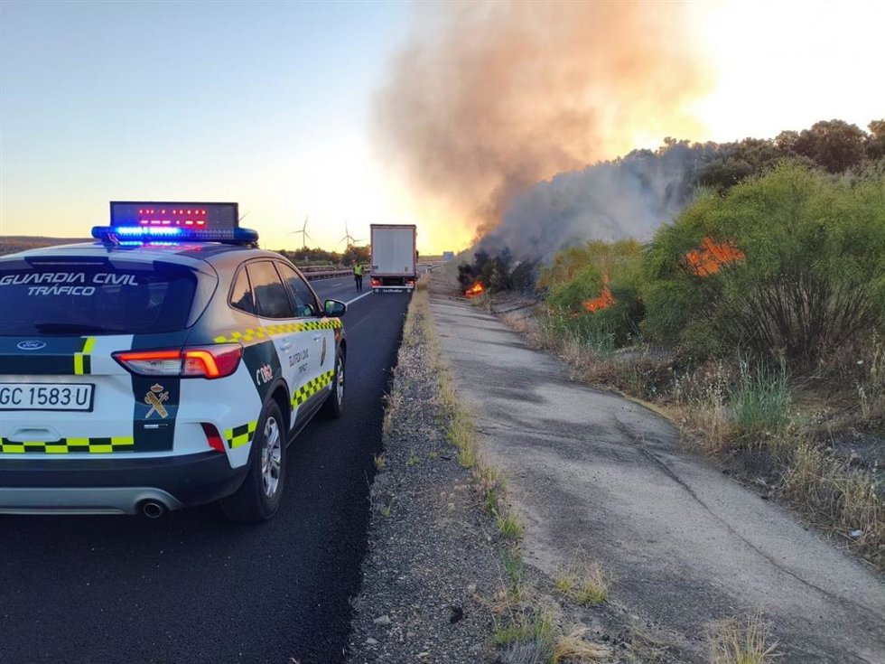 Incendio en las proximidades de la A-66 en Cañaveral por la avería en neumáticos de un camión