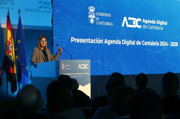 Archivo - La presidenta de Cantabria, María José Sáenz de Buruaga, presenta la Agenda Digital de Cantabria, en foto de archivo