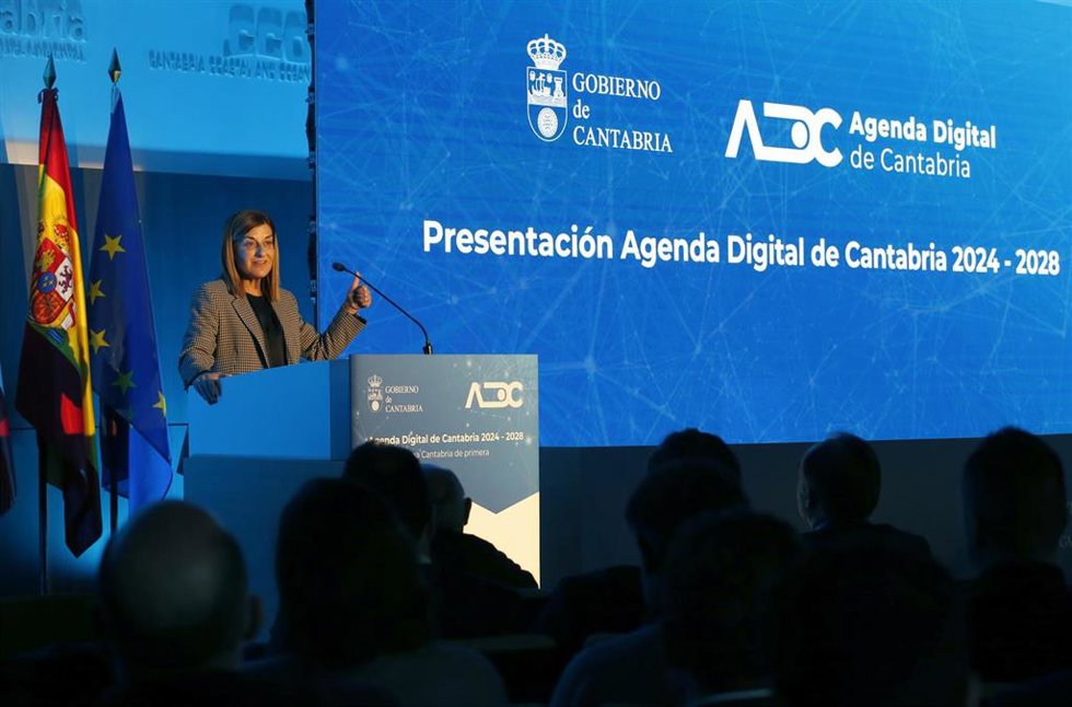 Archivo - La presidenta de Cantabria, María José Sáenz de Buruaga, presenta la Agenda Digital de Cantabria, en foto de archivo