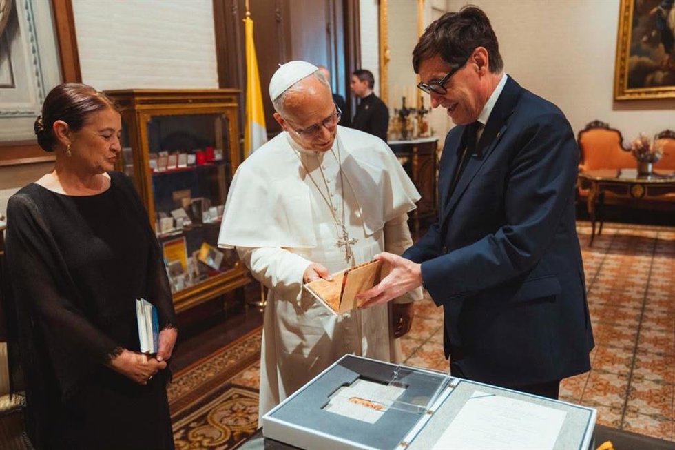 El Papa León XIV recibe en una audiencia privada al presidente de la Generalitat, Salvador Illa, en el Palau Episcopal de Barcelona, junto a su esposa