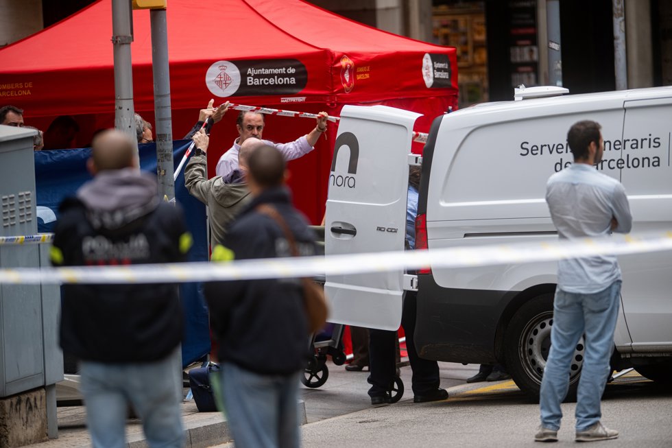 Zona acordonada por los Mossos d'Esquadra dónde ha tenido lugar el suceso, a 10 de junio de 2026, en Barcelona, Catalunya (España).