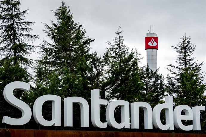Archivo - Exteriores de la Ciudad Financiera del Banco Santander.
