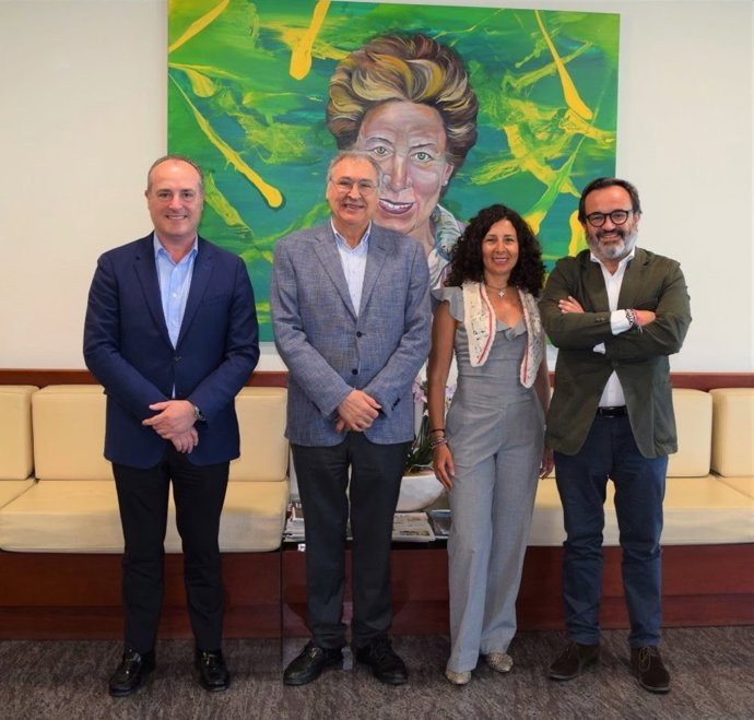 El director Corporativo de Gullón, David Casañ; el consejero delegado y director general de Gullón,  Juan Miguel Martínez Gabaldón; la presidenta de Gullón, Lourdes Gullón; y el presidente de AECOC, Ignacio González.