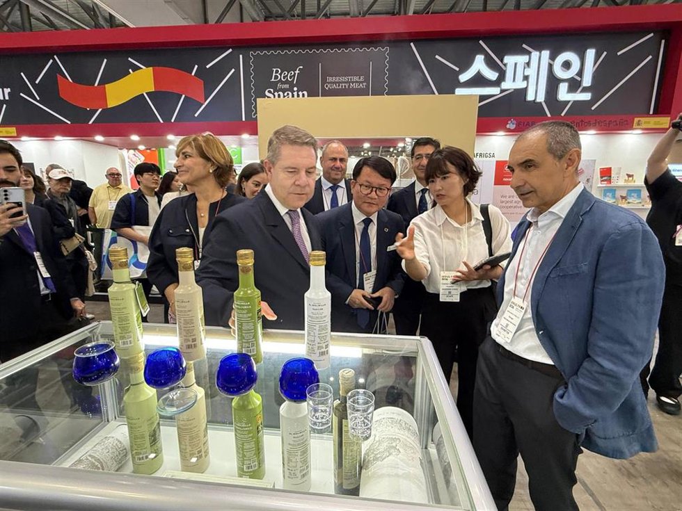 El presidente de Castilla-La Mancha, Emiliano García-Page, en su visita a Corea.