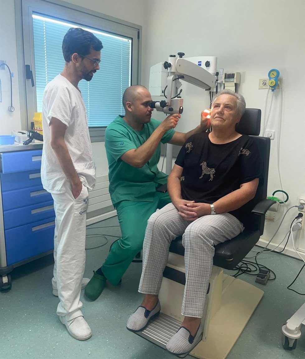 Una paciente en una consulta de otorrino en el Hospital de Jarrio.