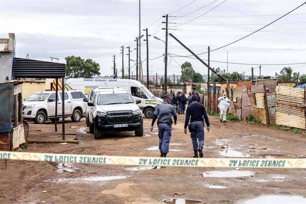 Archivo - Agentes de Policía acordonan el lugar de otro tiroteo en Bekkersdal, a las afueras de Johannesburgo en diciembre de 2025.