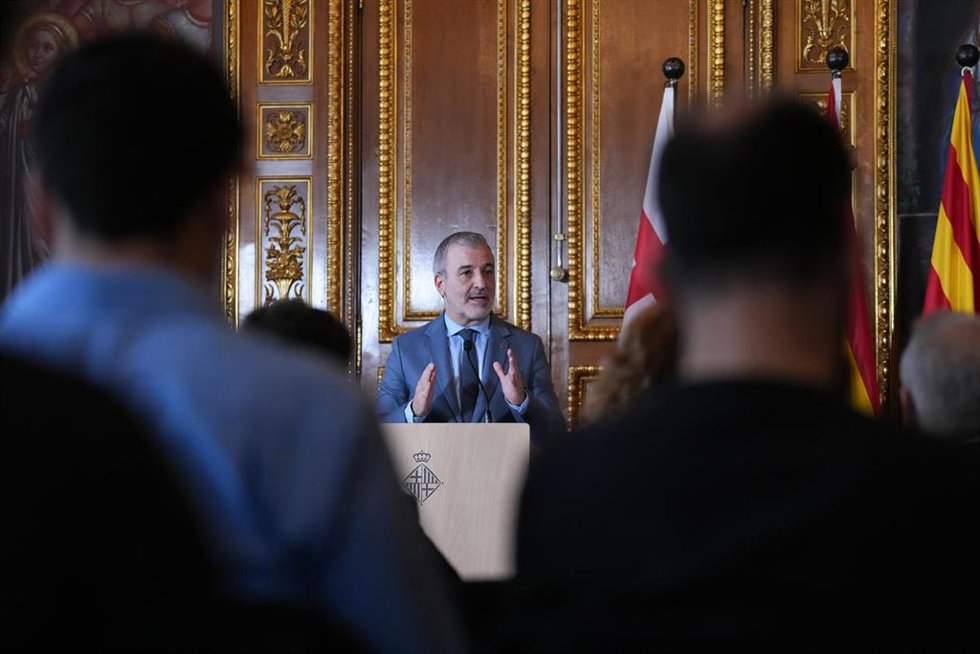 Archivo - El alcalde de Barcelona, Jaume Collboni, ofrece declaraciones a los medios tras una reunión en el Ayuntamiento de Barcelona, a 20 de abril de 2026, en Barcelona, Cataluña (España)