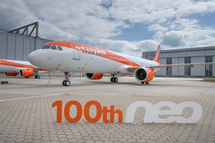 EasyJet recibe su avión Airbus A320neo número 100 en Hamburgo (Alemania)