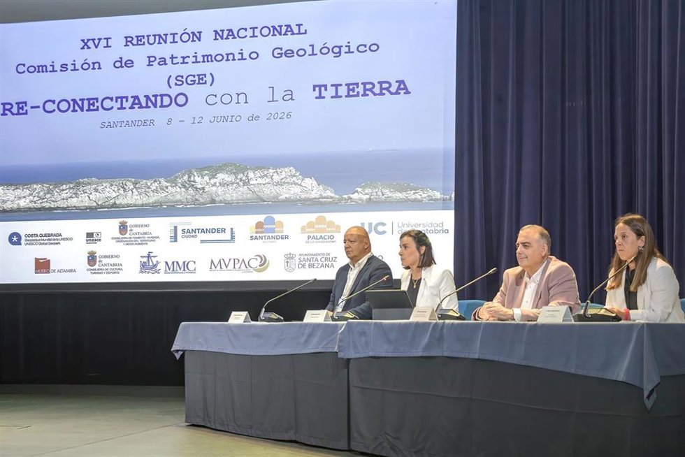El consejero de Medio Ambiente, Roberto Media, asiste a la inauguración de la ‘XVI Reunión Nacional de la Comisión de Patrimonio Geológico de la Sociedad Geológica de España