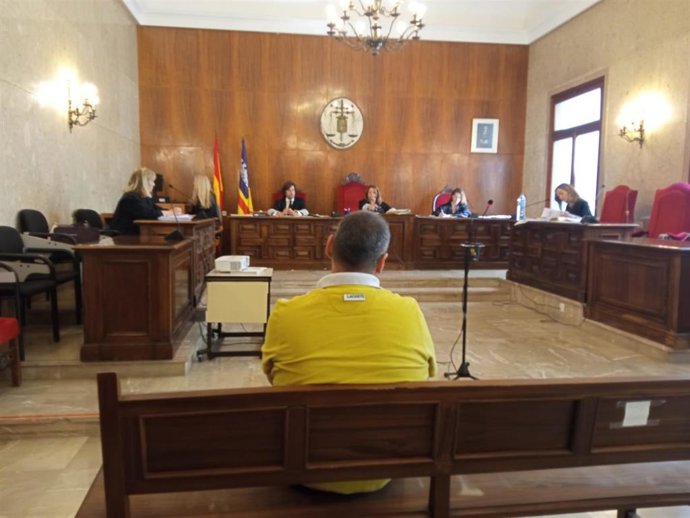 Condenado a cinco años de cárcel por intentar matar a golpes a su pareja en Manacor.