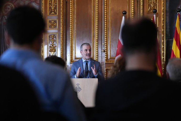 Archivo - Arquivo - O prefeito de Barcelona, Jaume Collboni, presta declarações à imprensa após uma reunião na Prefeitura de Barcelona, em 20 de abril de 2026, em Barcelona, Catalunha (Espanha). Jorgensen viajou para a Espanha para discutir a segurança en