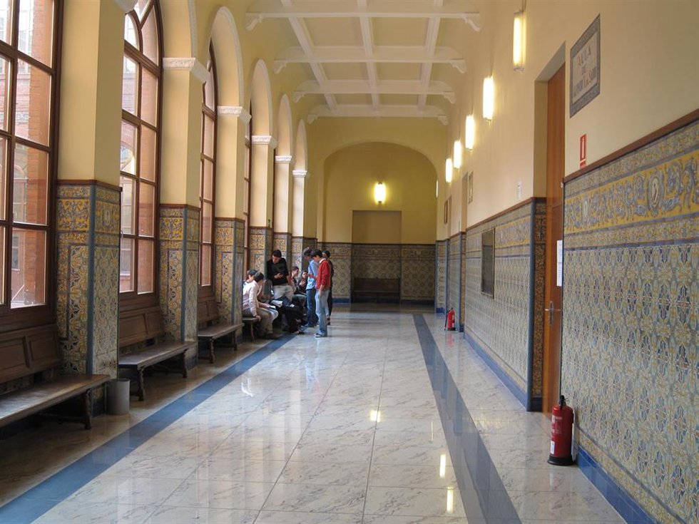 Archivo - Pasillo De La Facultad De Derecho De La Universidad De Valladolid