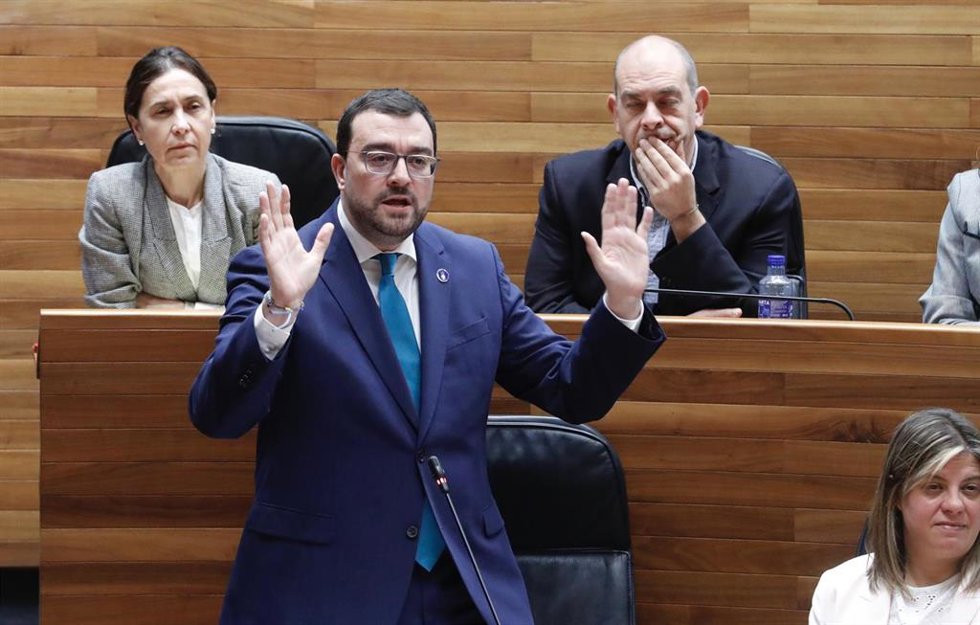 El presidente del Principado, Adrián Barbón, en el Pleno de este miércoles en la Junta General del Principado.