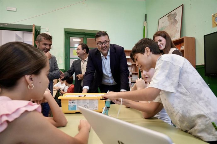 El consejero de Educación, Cultura y Deportes en su visita al CEIP 'Antonia González' de Tembleque.