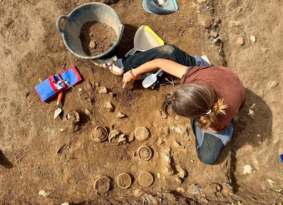 Excavación arqueológica de macetas en una villa romana cerca de la capital italiana