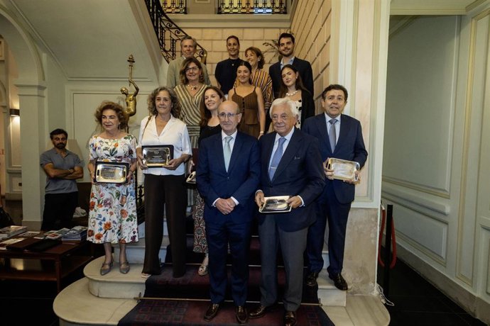 El presidente de la Federación, Rafael Caamaño (c), acompañado por el presidente de la Cámara de Comercio de Sevilla, Paco Herrero (2d) y los demás galardonados en los premios CECE Sevilla 2026