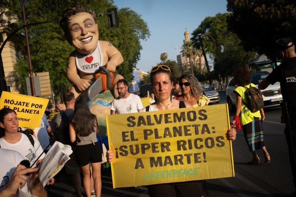 Greenpeace denuncia el impacto climático de las grandes fortunas.