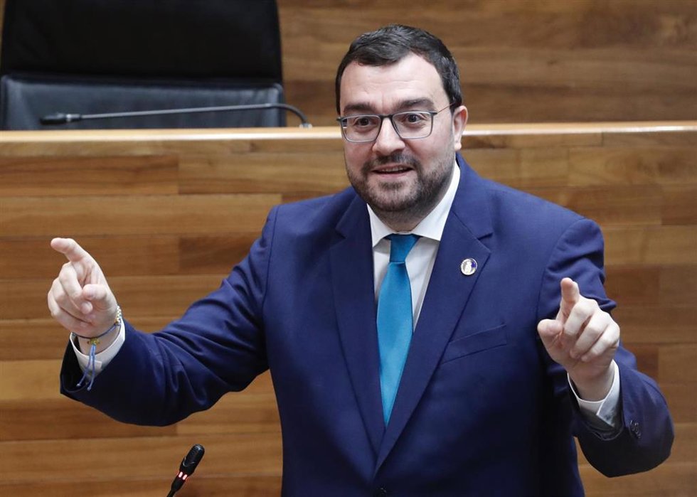 El presidente del Principado, Adrián Barbón, respondiendo en el Pleno de este miércoles en la JGPA.