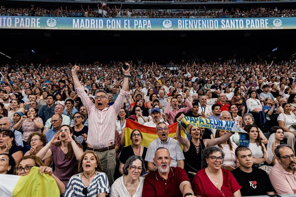Público durante el encuentro del Papa León XIV con la comunidad diocesana, en el Estadio Bernabéu, a 8 de junio de 2026, en Madrid (España).