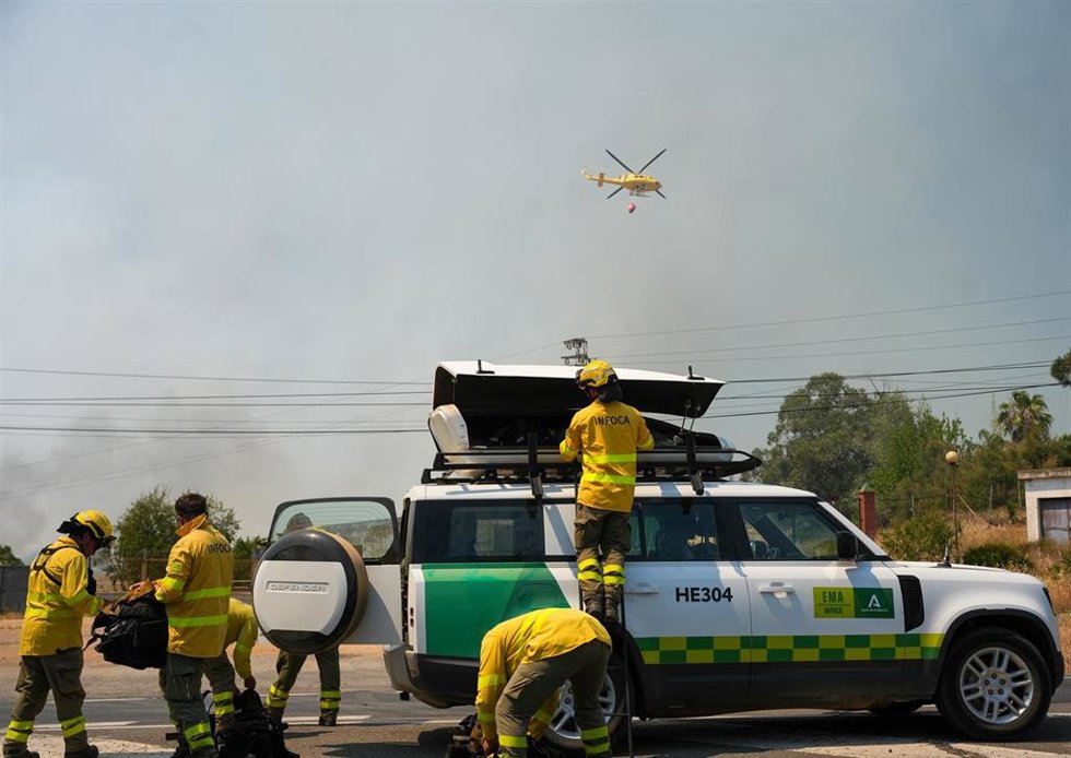 Operativos del Infoca trabaja en la zona del puente del río Odiel, en el término de Gibraleón (Huelva), dentro de las labores de extinción del incendio que se originó este lunes en un paraje de Villanueva de los Castillejos. 