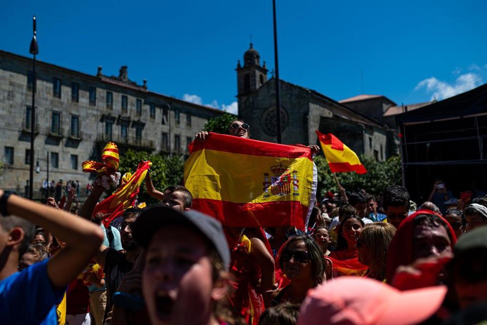 Archivo - Cientos de aficionados celebran la victora de la Selección española 