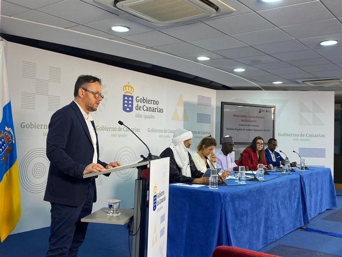 El viceconsejero del Gabinete del Presidente de Canarias, Octacio Caraballo, interviene en un taller sobre migraciones