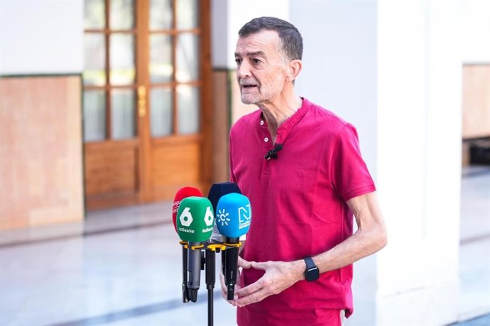 O coordenador federal da IU, Antonio Maíllo, fala com a imprensa no Parlamento da Andaluzia.