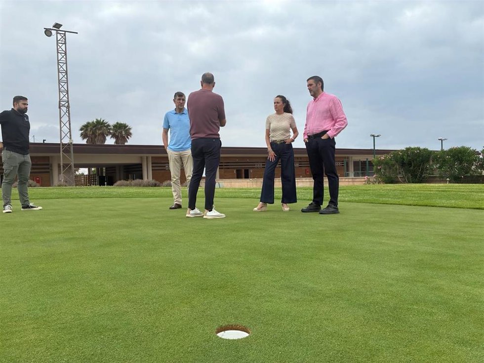 La delegada del Gobierno andaluz en Almería, Aránzazu Martín, y el delegado territorial de Turismo, Cultura y Deporte, Juan José Alonso, durante su visita a la Escuela Pública de Golf El Toyo.