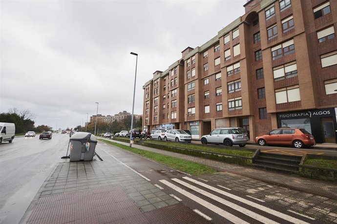 Archivo - Edificio en cuyo garaje ha sido encontrado un cadáver, a 10 de enero de 2024 en Santander, Cantabria (España). Un hombre de 63 años ha aparecido muerto este miércoles dentro de un coche en un garaje de Santander, en la Avenida de Los Castros.