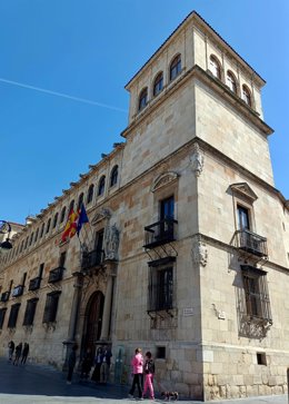 Archivo - Palacio de los Guzmanes, sede de la Diputación de León.
