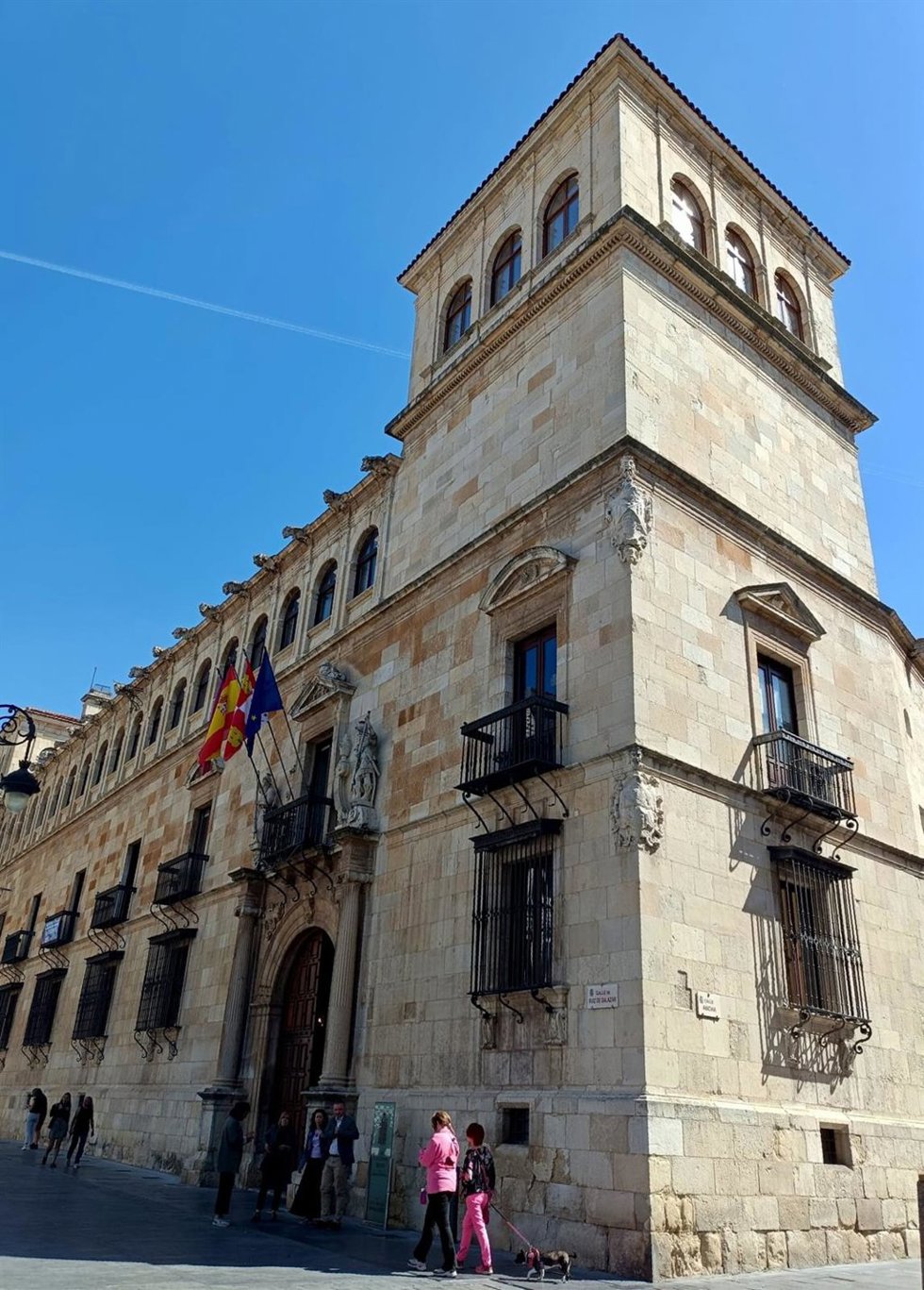 Archivo - Palacio de los Guzmanes, sede de la Diputación de León.