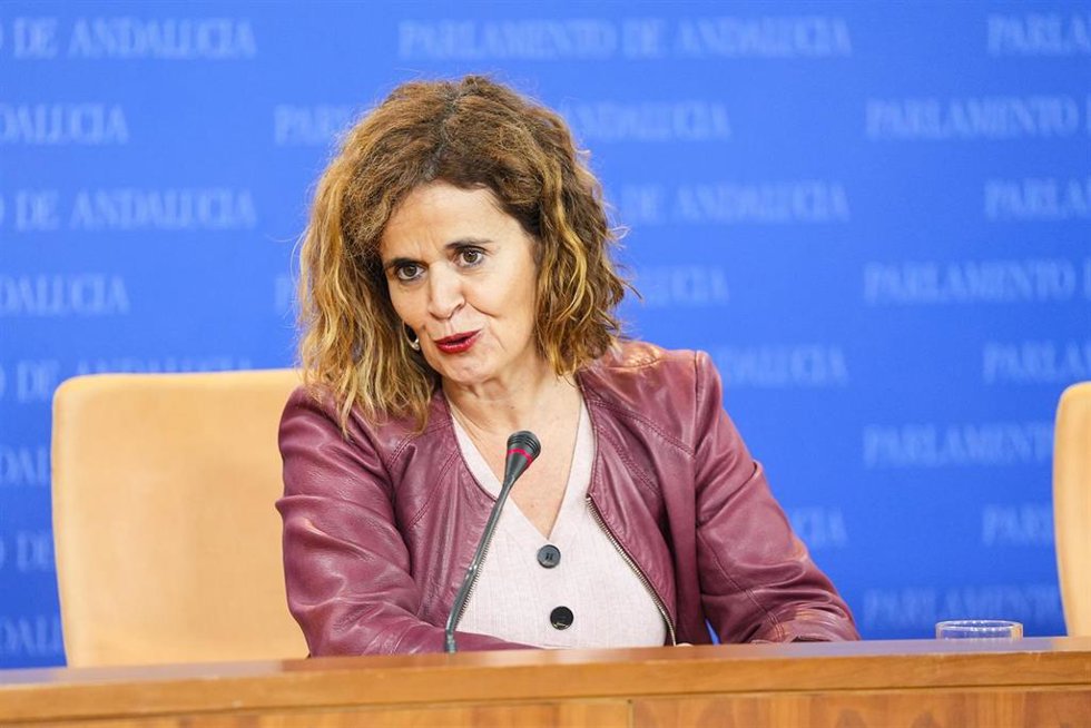 Archivo - La parlamentaria electa de Por Andalucía, Esperanza Gómez, en una rueda de prensa del Parlamento andaluz. Imagen de archivo.