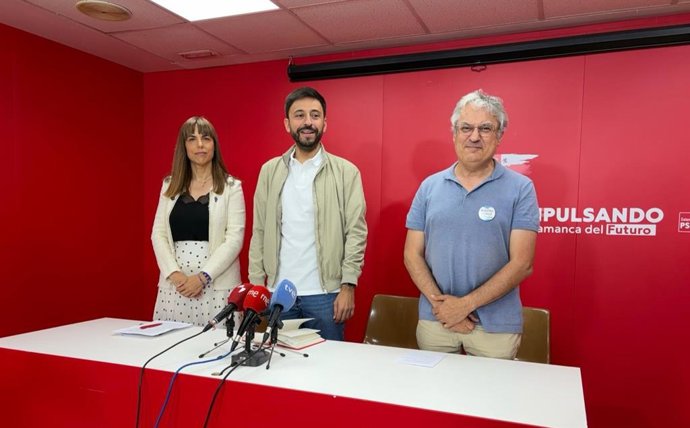 La portavoz del Grupo Municipal Socialista en el Ayuntamiento de Salamanca, María Sánchez, junto al procurador Fran Díaz (centro) y el portavoz en la Diputación, Fernando Rubio.