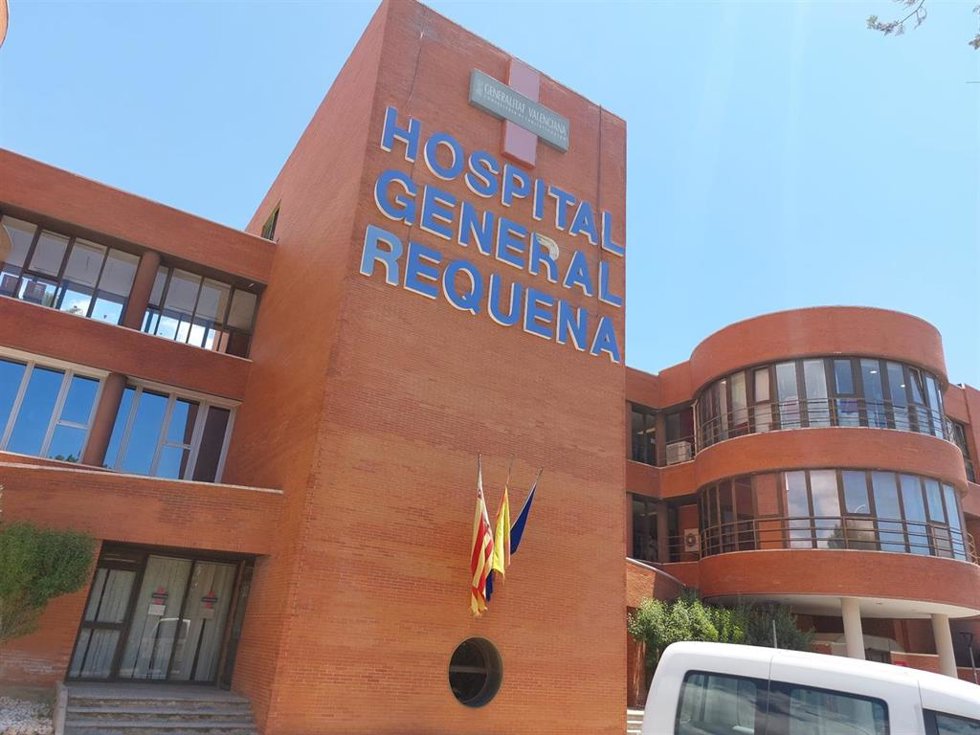 Archivo - Fachada del Hospital de Requena