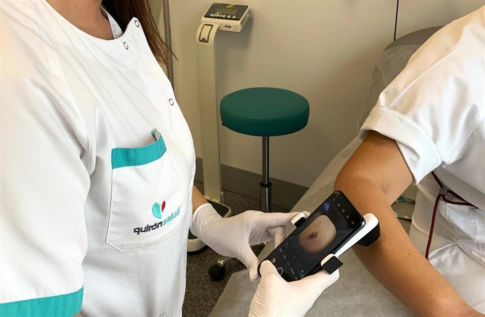 Imagen de una enfermera de Quirónsalud ante la detección de cánceres de piel.