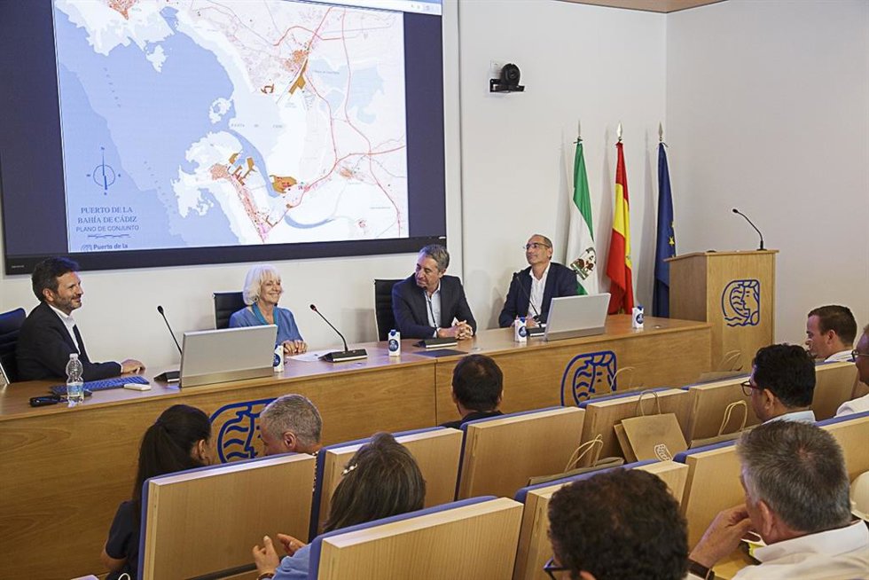 La presidenta de la Autoridad Portuaria de la Bahía de Cádiz, Teófila Martínez, en una jornada con expertos de Algeciras, Colombia y Panamá