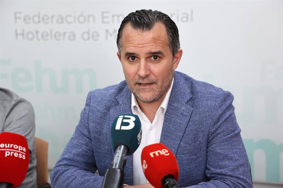 Archivo - El presidente de FEHM, Javier Vich, atiende a los medios