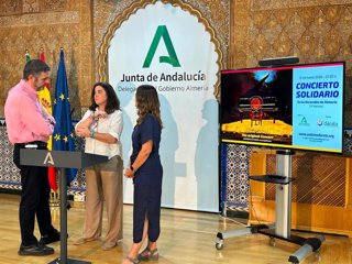 Presentación del concierto solidario 'Un Piano y 200 Velas' en la sede del Gobierno andaluz en Almería.