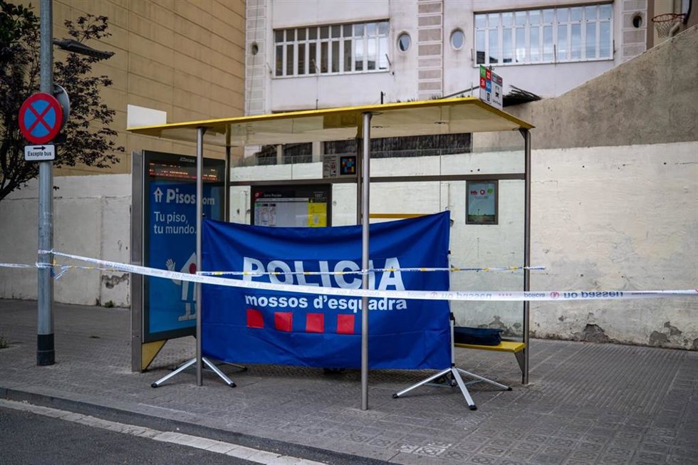 Parada de bus acordonada cerca de la plaza Gal·la Placídia, donde los Mossos d'Esquadra han recogido posibles indicios del crimen