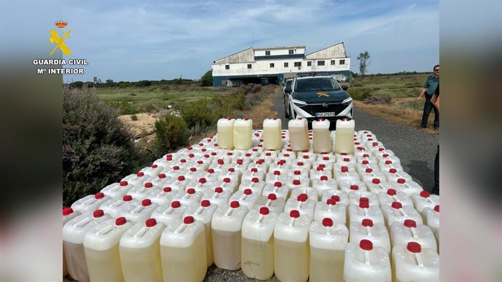 Combustible intervenido en Huelva destinados al suministro de narcolanchas.