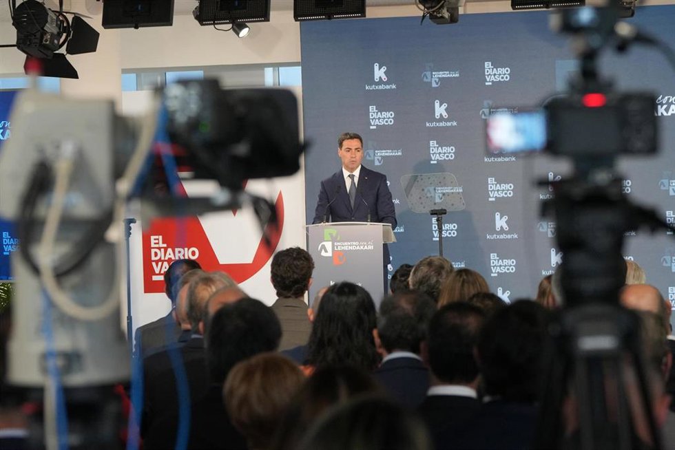 El lehendakari, Imanol Pradales, en un foro en San Sebastián organizado por Diario Vasco.