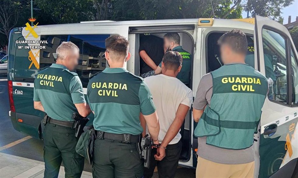 La Guardia Civil custodia a los detenidos por la sustracción de cableado telefónico de cobre en Calzadilla y Moheda de Gata.