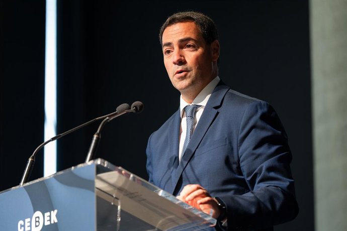 Archivo - El Lehendakari, Imanol Pradales, durante la Asamblea General de Cebek, en el Palacio Euskalduna, a 14 de mayo de 2025, en Bilbao, Vizcaya, País Vasco (España). La Confederación Empresarial de Bizkaia (Cebek) afronta hoy la renovación de su direc