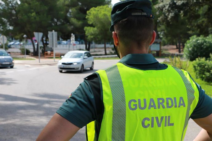 Agente de la Guardia Civil en un control.