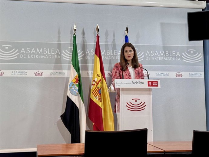 La portavoz del PSOE en la Asamblea, Isabel Gil Rosiña, en rueda de prensa para valorar las comparecencias de altos cargos de la Junta para desgranar los Presupuestos de Extremadura para 2026