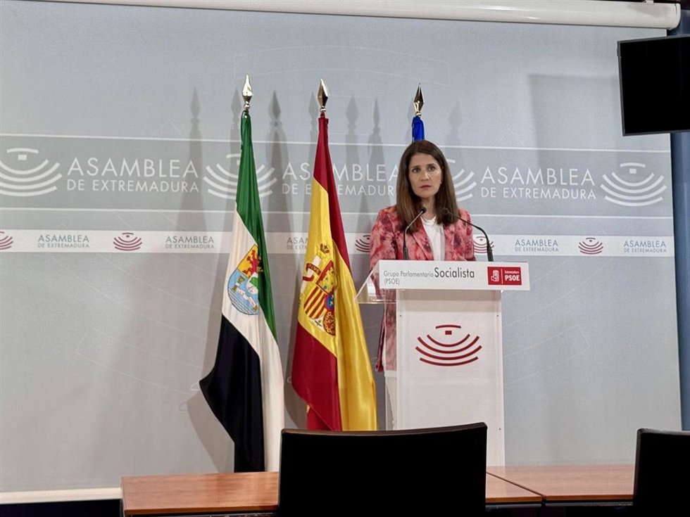 La portavoz del PSOE en la Asamblea, Isabel Gil Rosiña, en rueda de prensa para valorar las comparecencias de altos cargos de la Junta para desgranar los Presupuestos de Extremadura para 2026