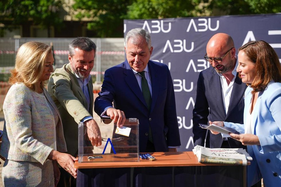Colocación de la primera piedra del residencial El Prado, una nueva promoción de 53 viviendas a cargo del Grupo ABU, situada entre la calle Diego de Riaño y la calle Virgen de la Sierra, en el entorno de la Plaza de España y Prado San Sebastián